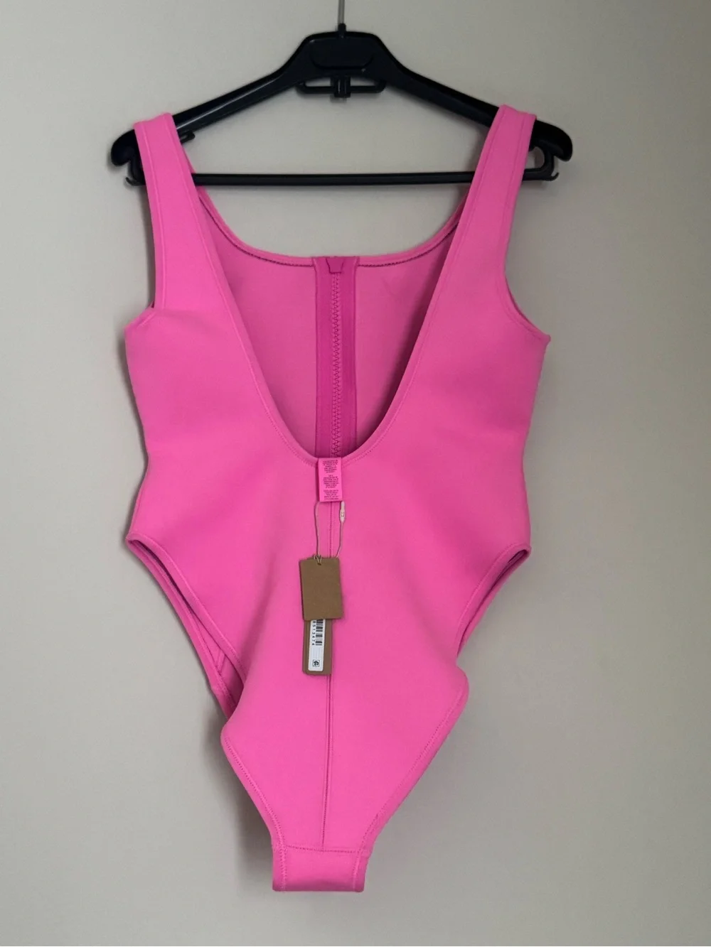 SKIMS SPORT SWIM SCOOP NECK ONE PIECE I TAFFY in M